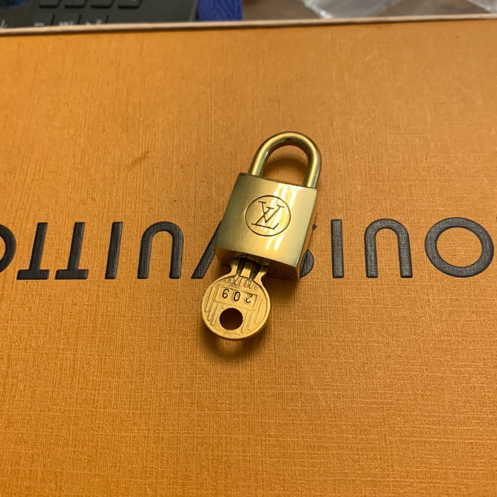 Rare Lv key and lock #209